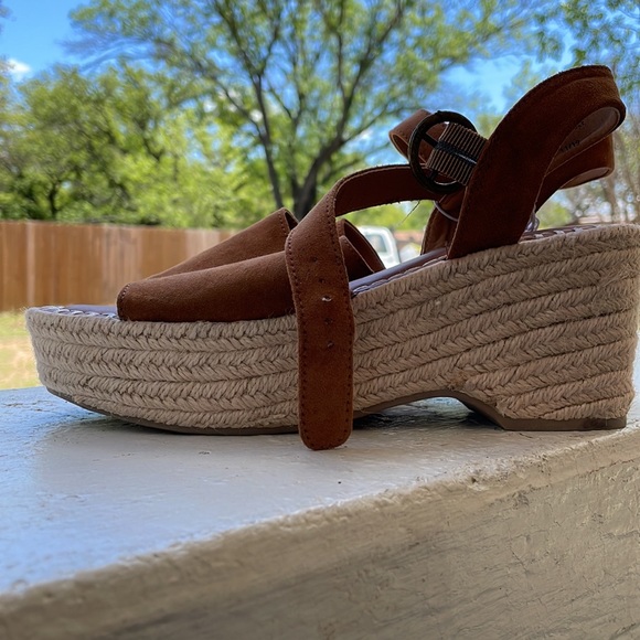 Universal thread sandal edge platform size 8 - Picture 3 of 5